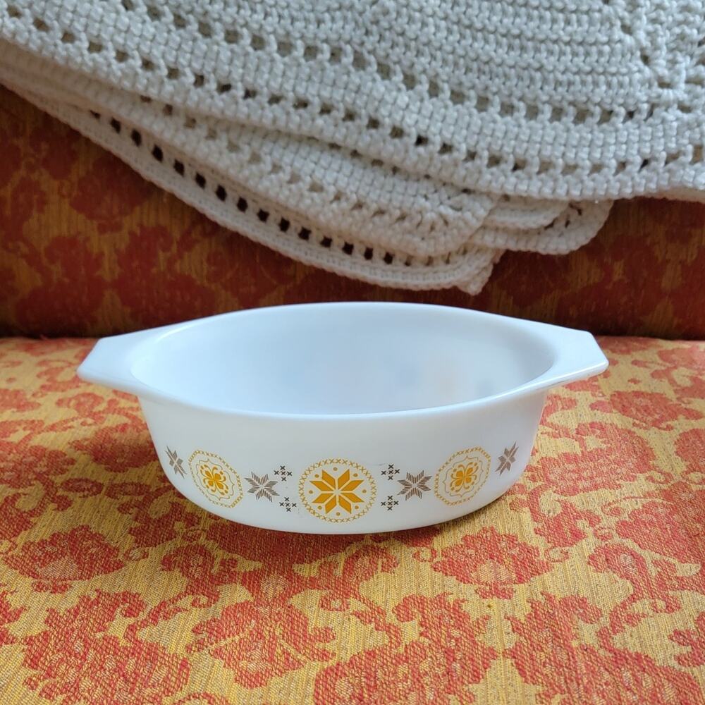 Pyrex town and country 1 1/2 quart #063